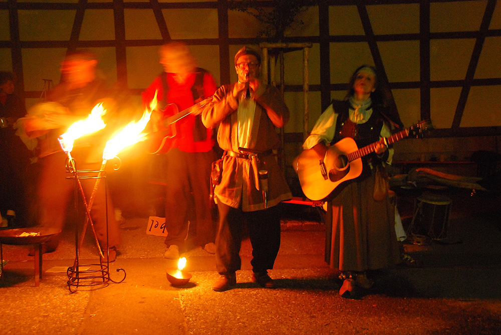 Fackellicht mit Musikern auf dem Staufermarkt Lorch